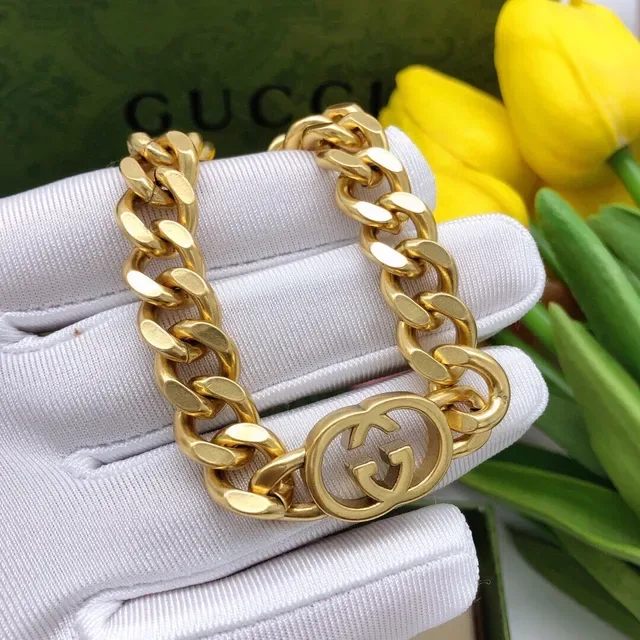 Collar Gucci GG Marmont Cadena Curb Dorada Gruesa con Cierre Interlocking Doble G 4