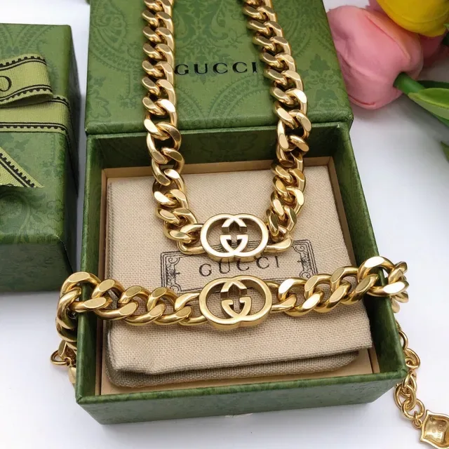 Collar Gucci GG Marmont Cadena Curb Dorada Gruesa con Cierre Interlocking Doble G 7