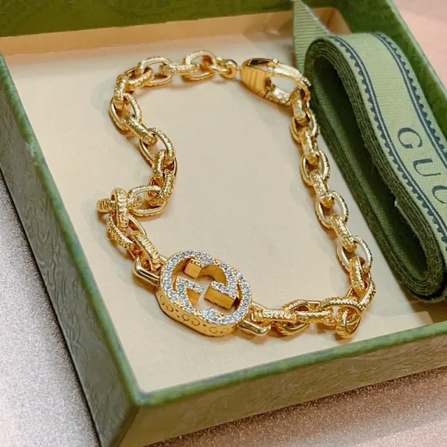 गुच्‍ची GG Marmont गोल्ड टोन क्रिस्टल इंटरलॉकिंग G चेन ब्रेसलेट 7