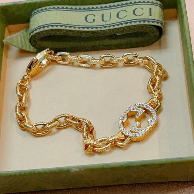 गुच्‍ची GG Marmont गोल्ड टोन क्रिस्टल इंटरलॉकिंग G चेन ब्रेसलेट 9