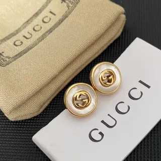 غوتشي GG Marmont أقراط ذهبي اللون لؤلؤ الجدي Interlocking G