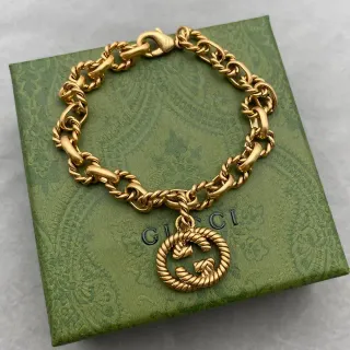Gucci GG Marmont Pulsera de cadena de eslabones trenzada de oro con colgante Interlocking G