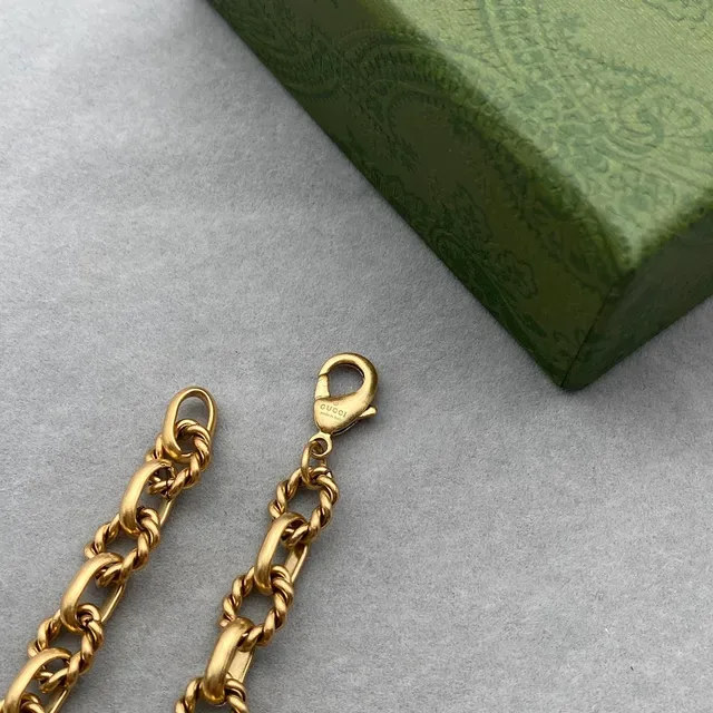 Gucci GG Marmont Pulseira de Corrente de Elos Trançados de Ouro com Pingente Interlocking G 2