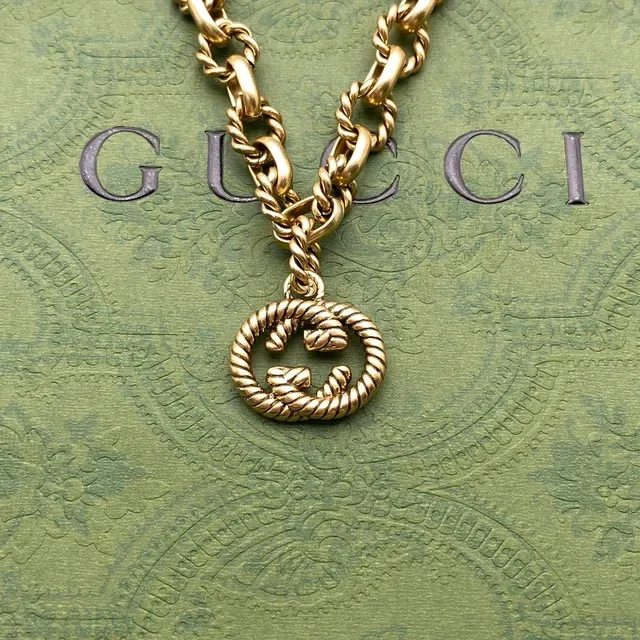Gucci GG Marmont Pulseira de Corrente de Elos Trançados de Ouro com Pingente Interlocking G 3