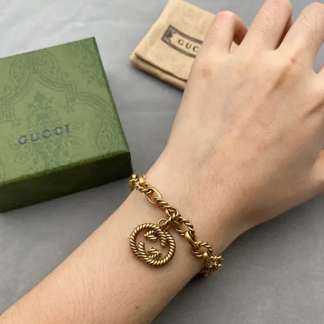 Gucci GG Marmont Pulseira de Corrente de Elos Trançados de Ouro com Pingente Interlocking G 6