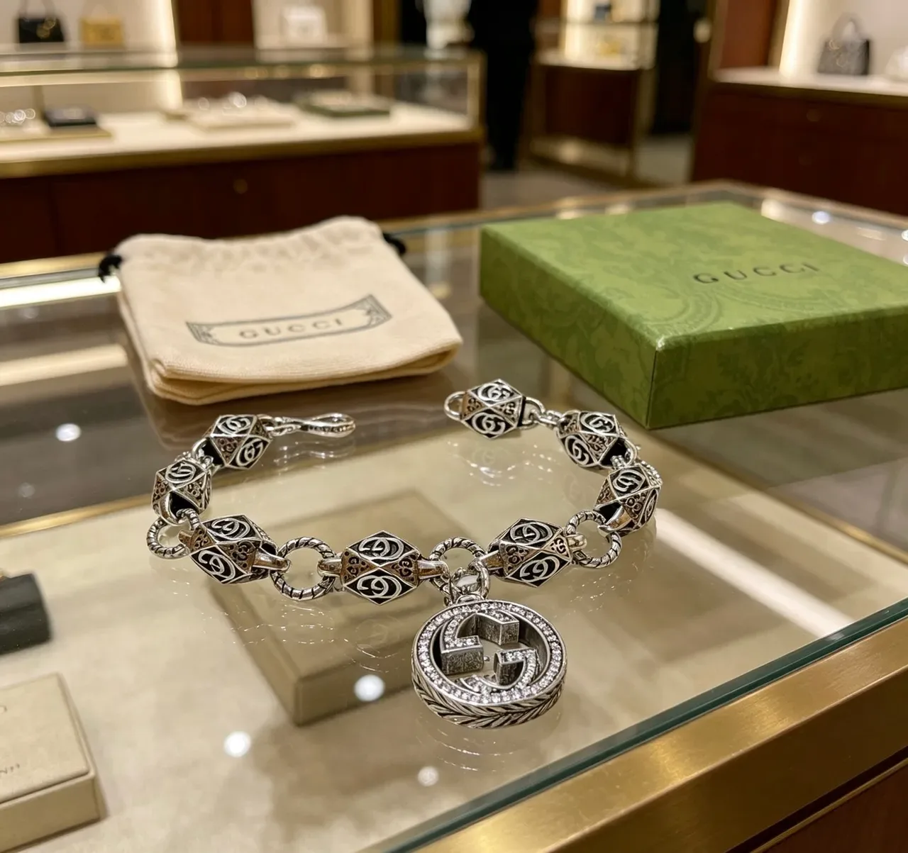Gucci GG Marmont-Inspirado Interlocking G Bead y Pavé Pulsera Colgante 2