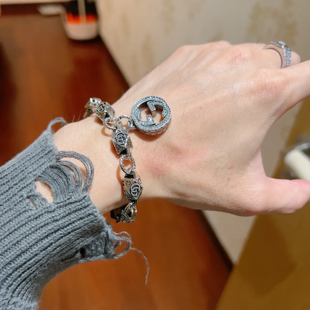 Gucci GG Marmont-Inspirado Interlocking G Bead y Pavé Pulsera Colgante 4