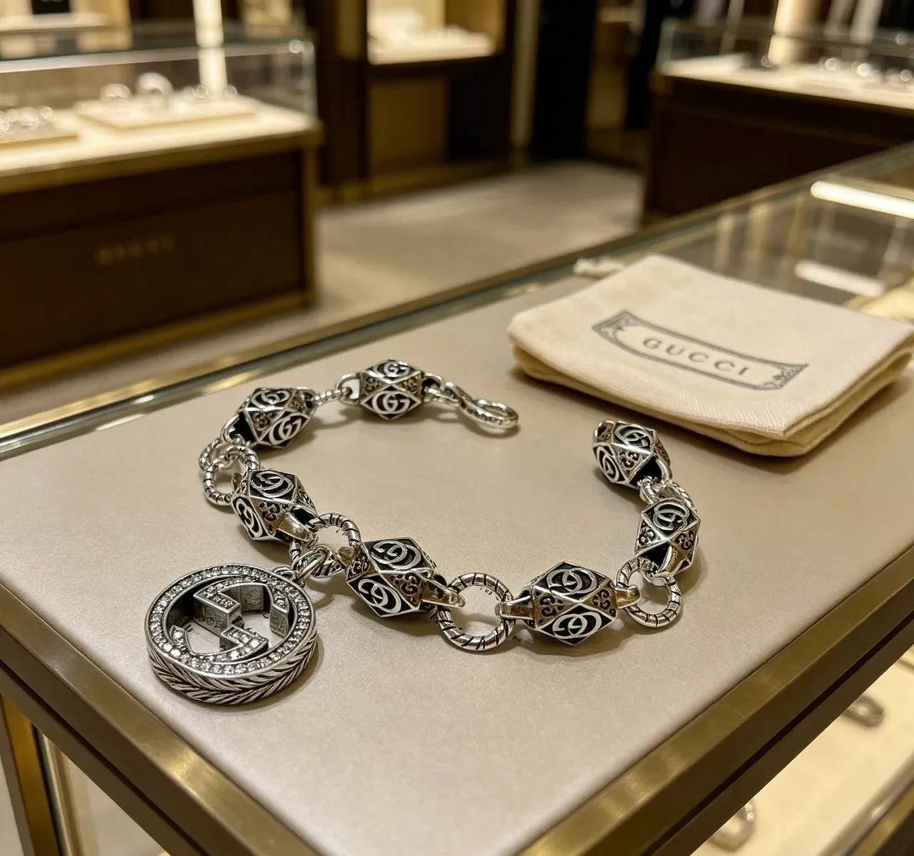 Gucci GG Marmont-Inspirado Interlocking G Bead y Pavé Pulsera Colgante 6