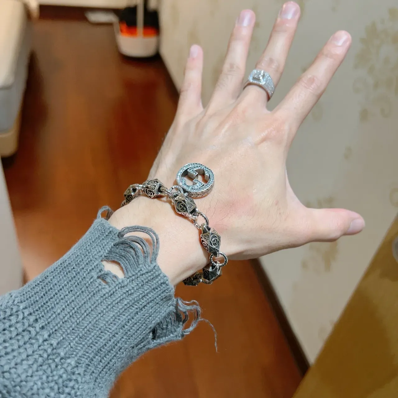 Gucci GG Marmont-Inspirado Interlocking G Bead y Pavé Pulsera Colgante 8