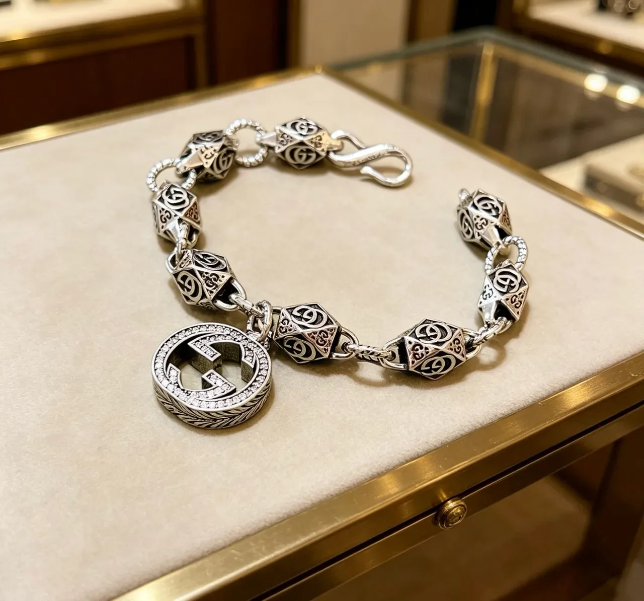 Gucci GG Marmont-Inspirado Interlocking G Bead y Pavé Pulsera Colgante 9