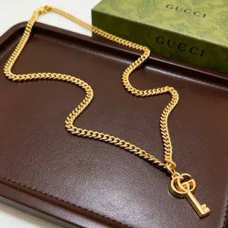 Gucci GG Marmont চাবি পেন্ডেন্ট সোনার টোন হার