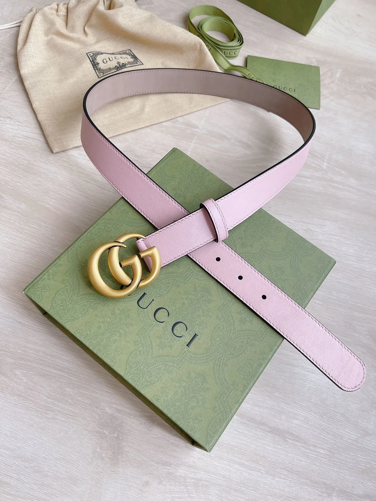 حزام جلد Gucci GG Marmont ناعم باستيل ذهبي وردي Interlocking Double G 6