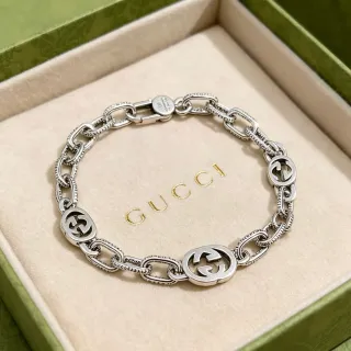 Gucci GG Marmont فضي بيج متشابكة G مداليون سلسلة بيضاوية مموجة سوار