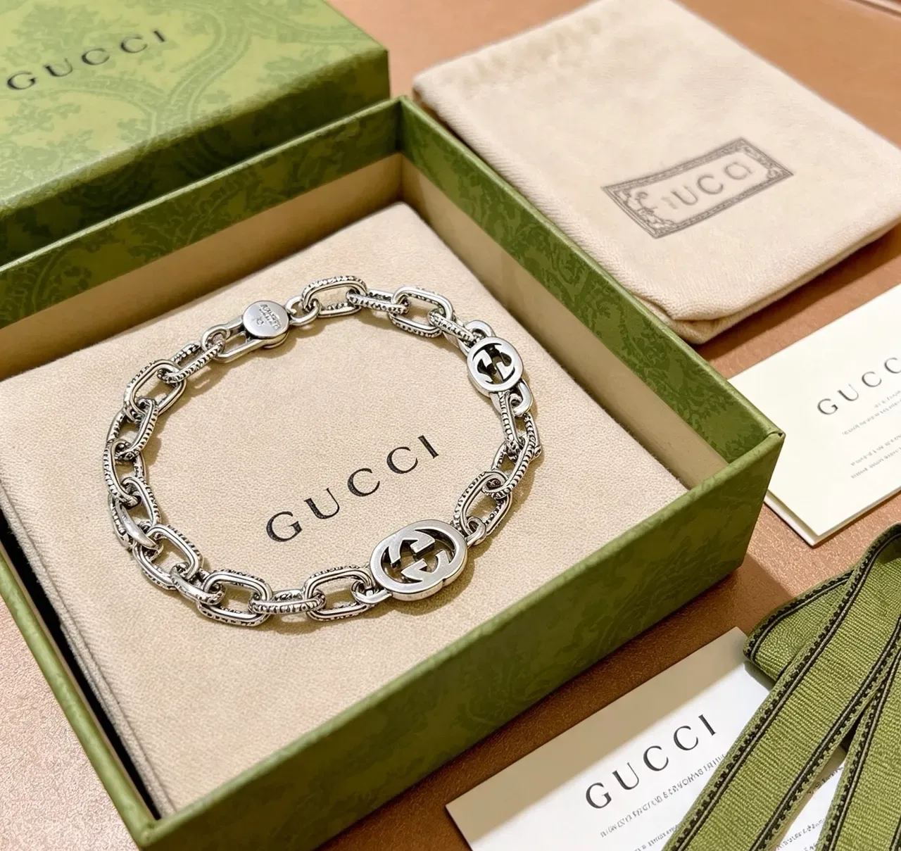 Gucci GG Marmont فضي بيج متشابكة G مداليون سلسلة بيضاوية مموجة سوار 3