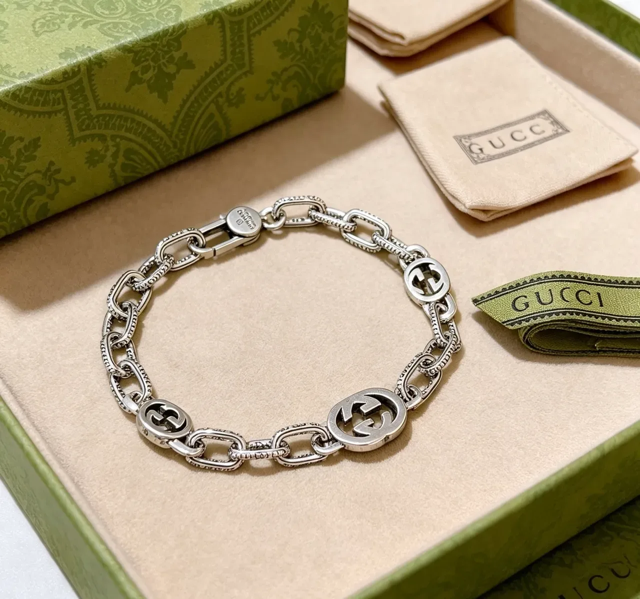 Gucci GG Marmont فضي بيج متشابكة G مداليون سلسلة بيضاوية مموجة سوار 8