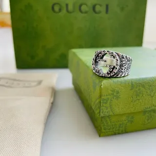 Gucci GG Marmont সিলভার কালো Interlocking G Logo Ornate Engraved Foliate Pattern আংটি