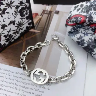 Gucci GG Marmont سوار سلسلة مع G متشابك بلون فضي