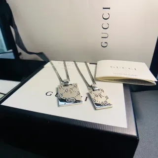 Gucci GG Marmont রুপালি সাদা আয়তাকার পেন্ডেন্ট ইন্টারলকিং মোটিফ নেকলেস