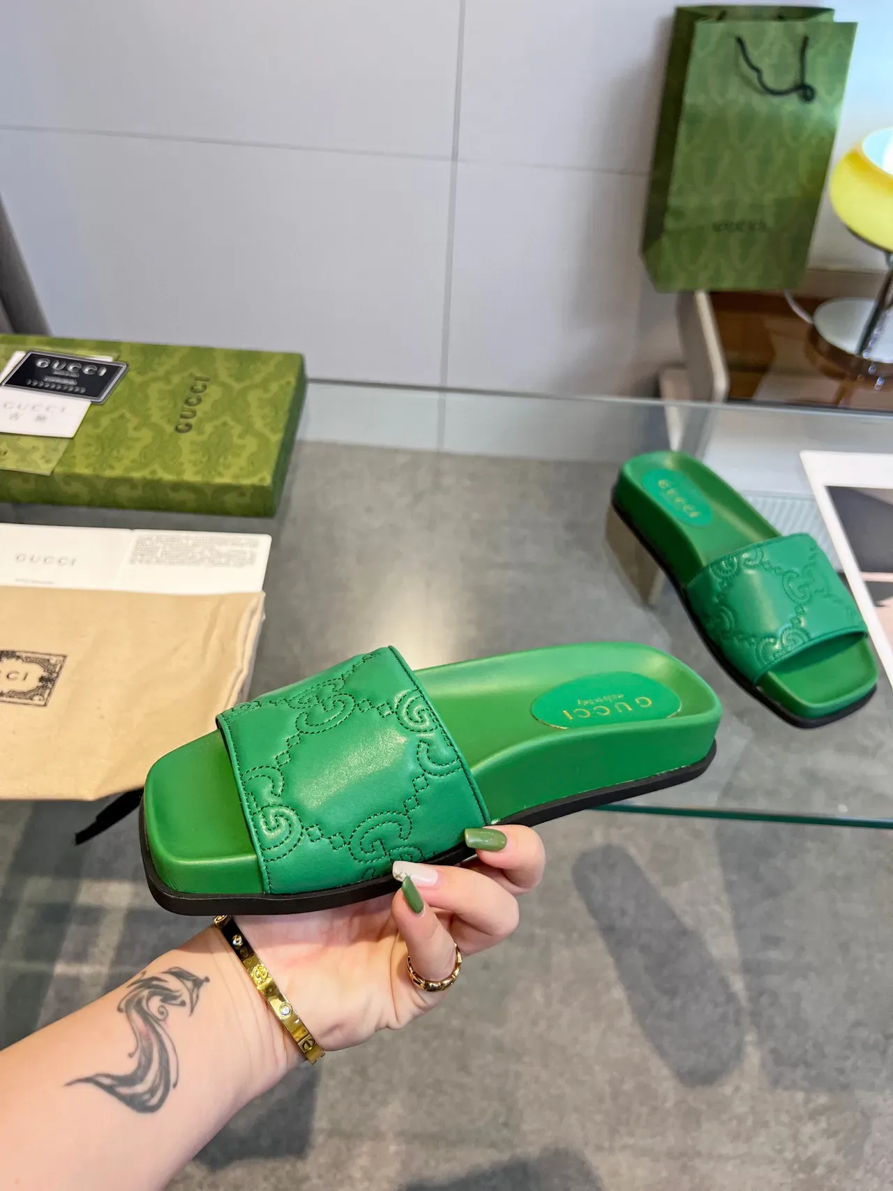 Gucci GG Motif 绿色皮革拖鞋 4