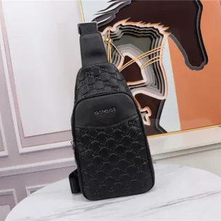 Gucci GG Supreme Bolsa crossbody preta embossed