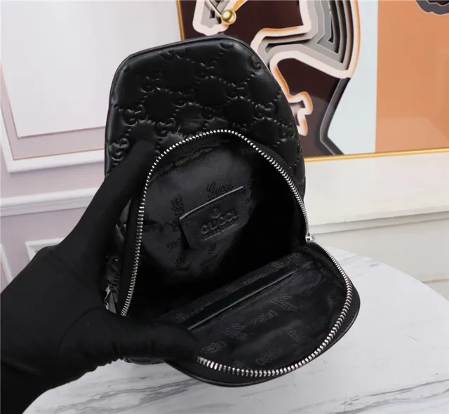 Gucci GG Supreme Bolsa crossbody preta embossed 2