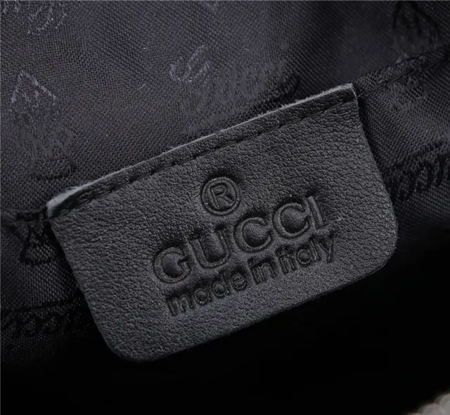 Gucci GG Supreme Bolsa crossbody preta embossed 3