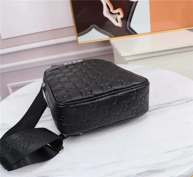 Gucci GG Supreme Bolsa crossbody preta embossed 4