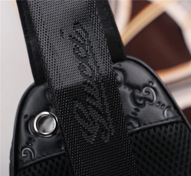 Gucci GG Supreme Bolsa crossbody preta embossed 5