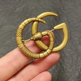 Gucci सोने का Interlocking G Motif लपेटा सांप ब्रोच