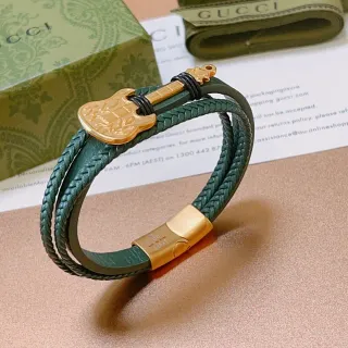 Gucci سوارة جلدية مضفرة بخرزة الجيتار بلون أخضر وذهبي