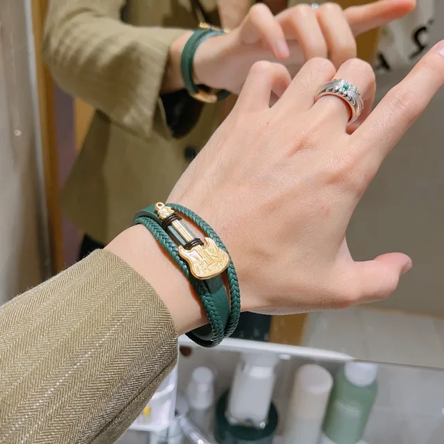 Gucci Bracelet en cuir tressé vert et or avec charme guitare 2