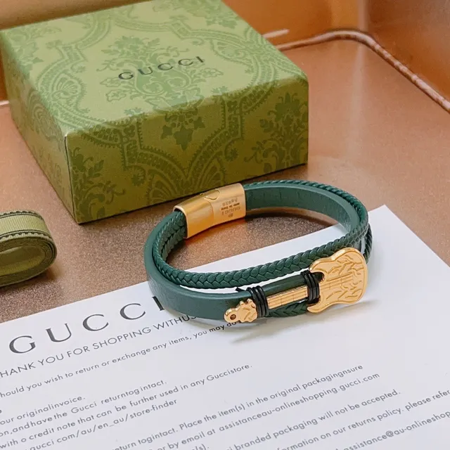 Gucci Bracelet en cuir tressé vert et or avec charme guitare 3