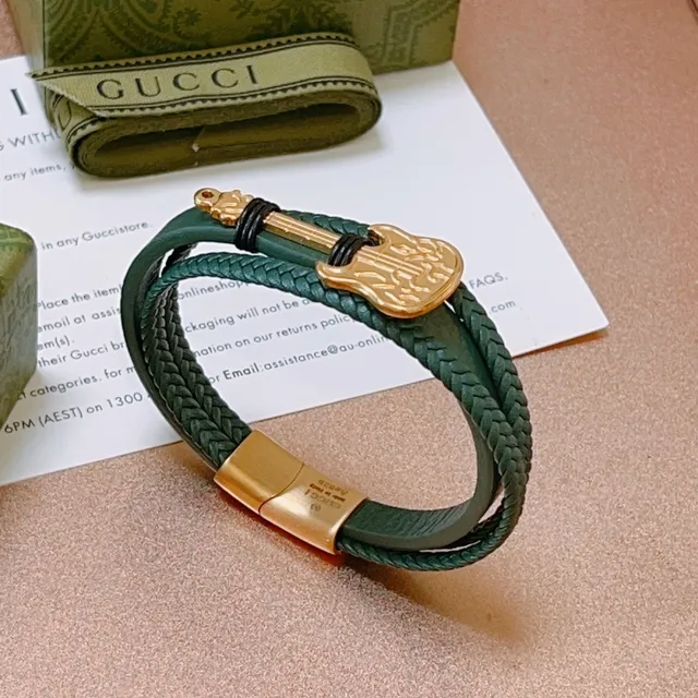 Gucci Bracelet en cuir tressé vert et or avec charme guitare 6