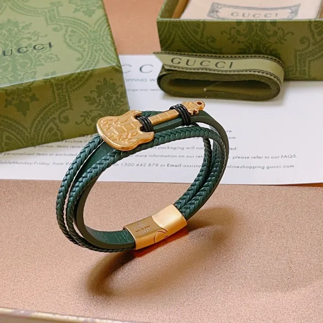 Gucci Bracelet en cuir tressé vert et or avec charme guitare 7