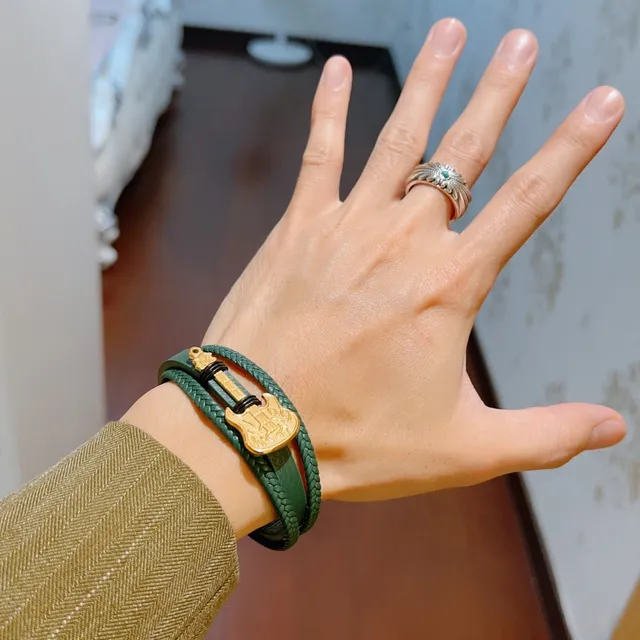 Gucci Bracelet en cuir tressé vert et or avec charme guitare 8