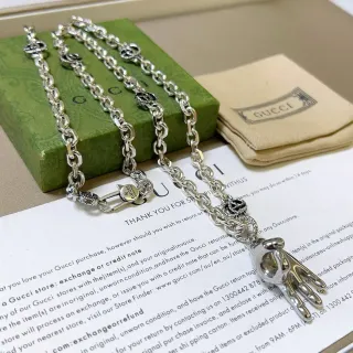 Gucci হাত মোটিফ সিলভার চাঙ্কি ওভাল-লিংক চেইন পেন্ডেন্ট নেকলেস