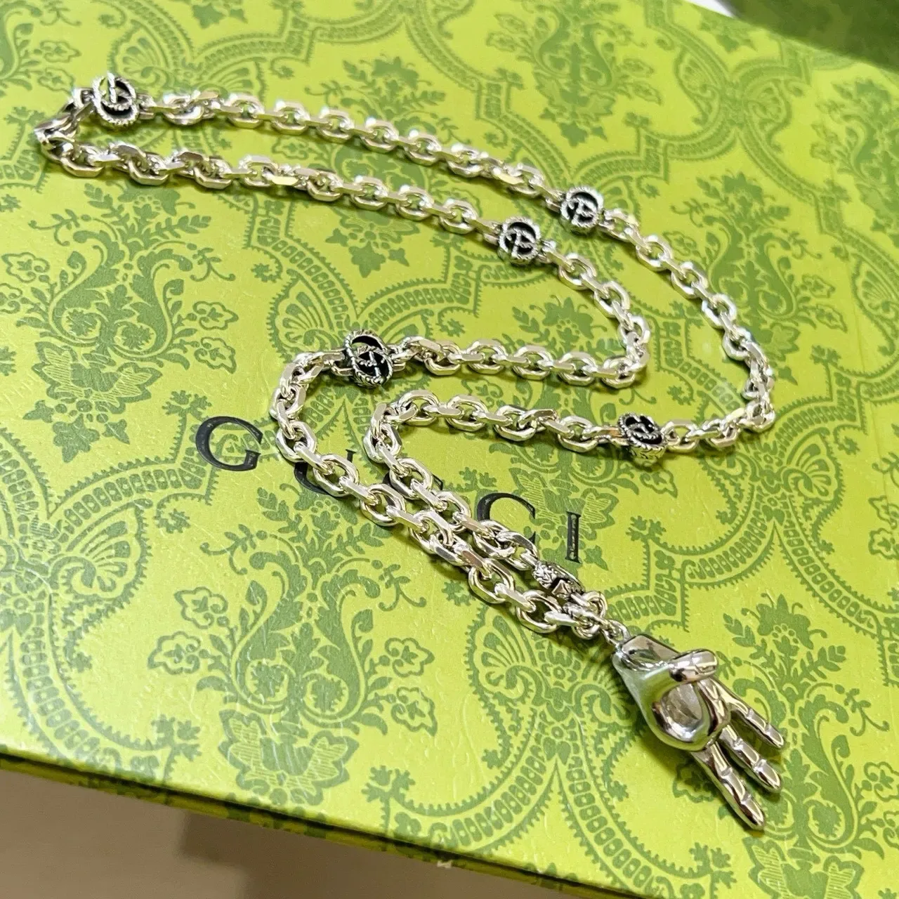 Gucci Hand Motif Silver Chunky Oval-Link Chain Pendant Necklace 4