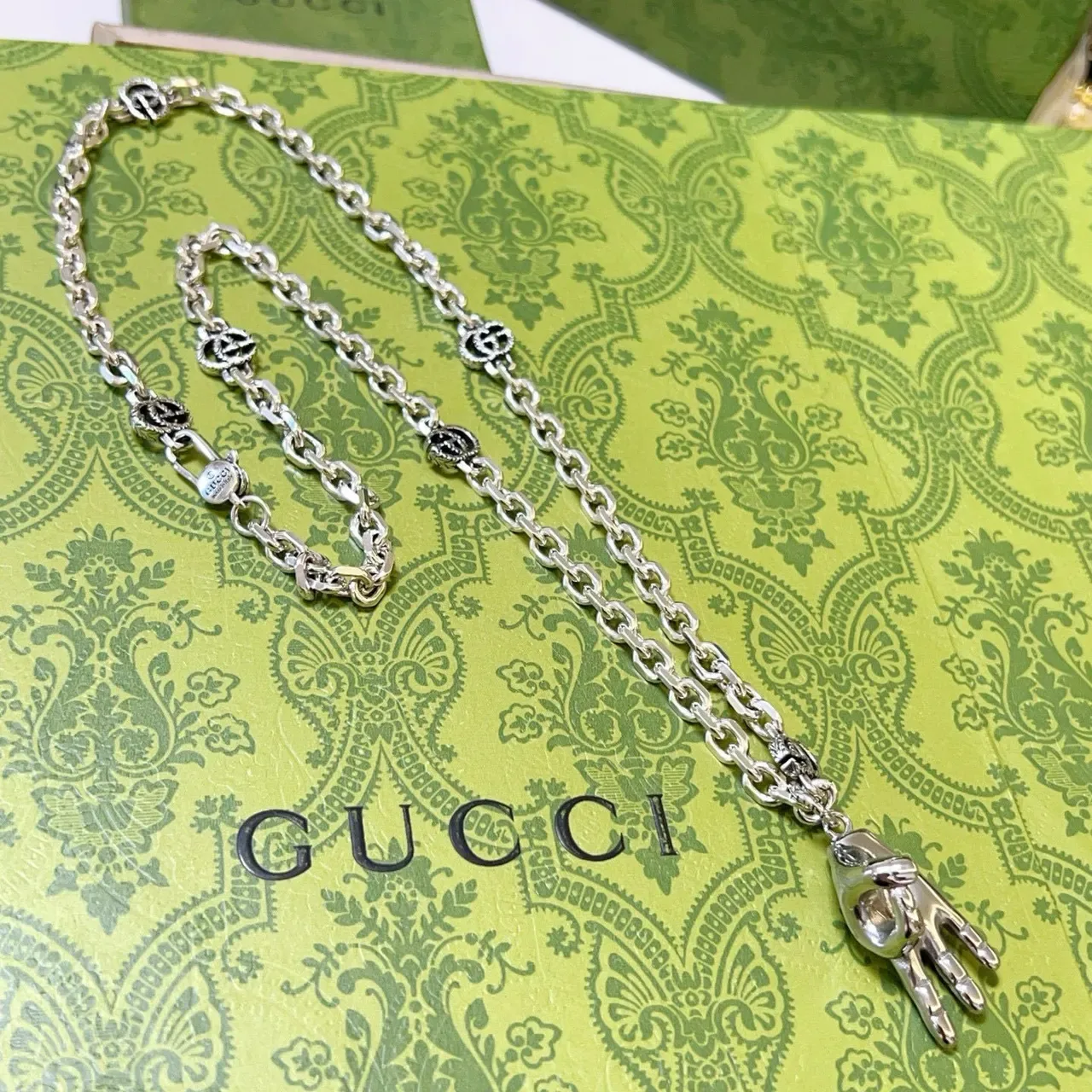 Gucci Hand Motif Silver Chunky Oval-Link Chain Pendant Necklace 6
