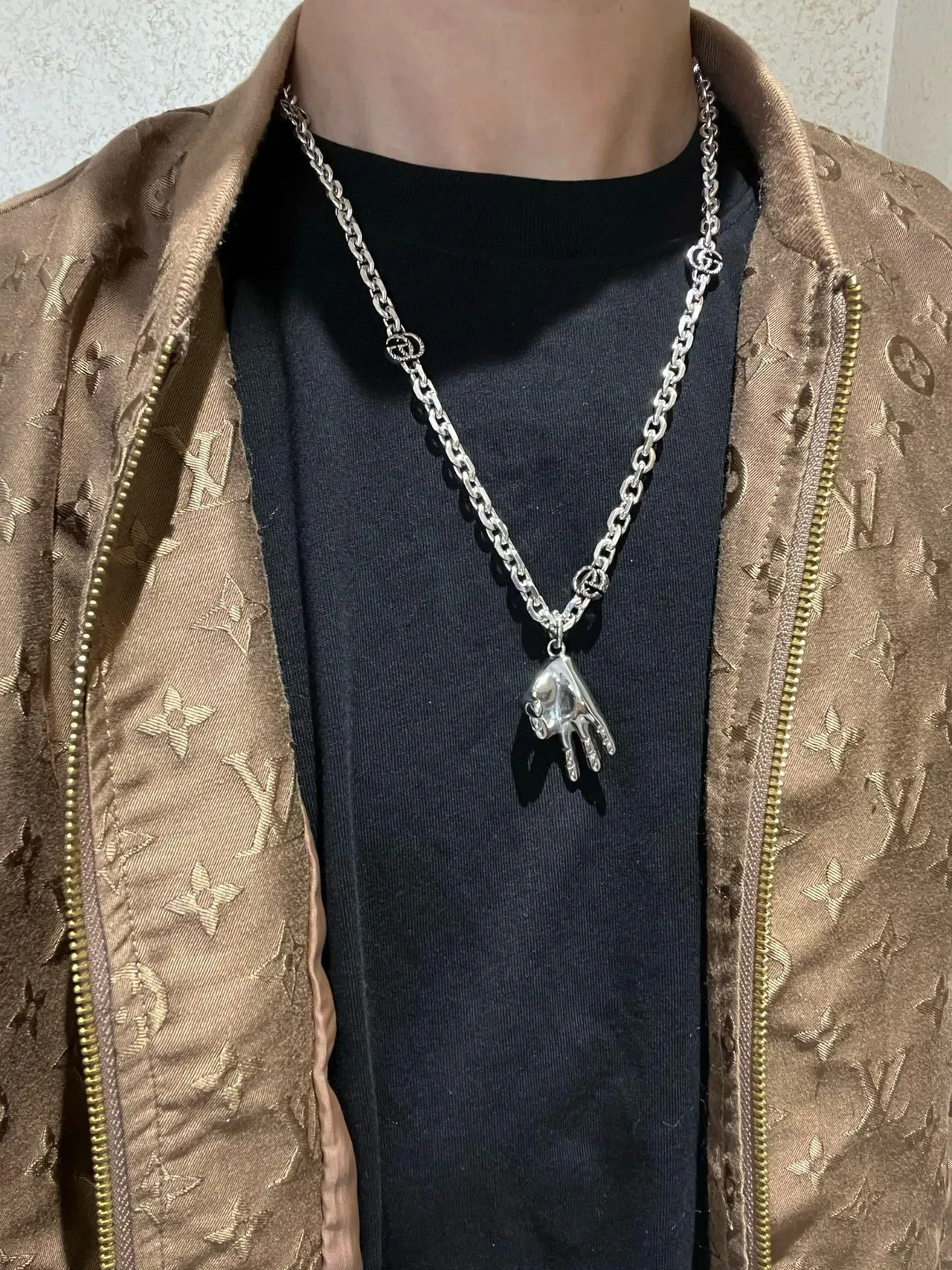 Gucci Hand Motif Silver Chunky Oval-Link Chain Pendant Necklace 7