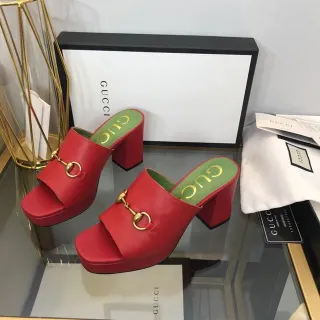 Gucci Horsebit 1955 Cuero rojo Horsebit dorado Plantilla verde Chinelos