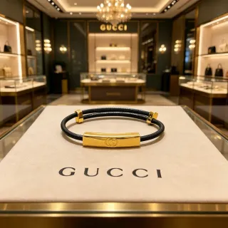 Gucci Interlocking G إسوارة جلد أسود وذهبي