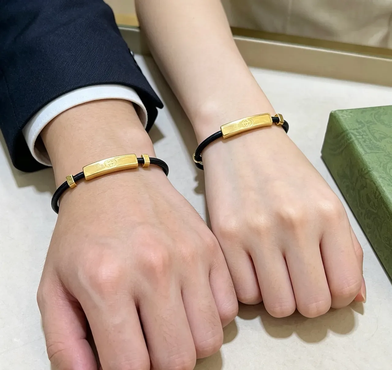 Gucci Interlocking G Black Leather and Gold-Tone Bracelet 5