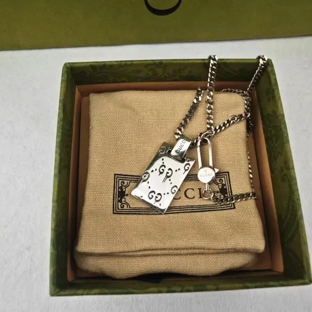 Gucci Interlocking GG Rectangular Pendant Necklace 3