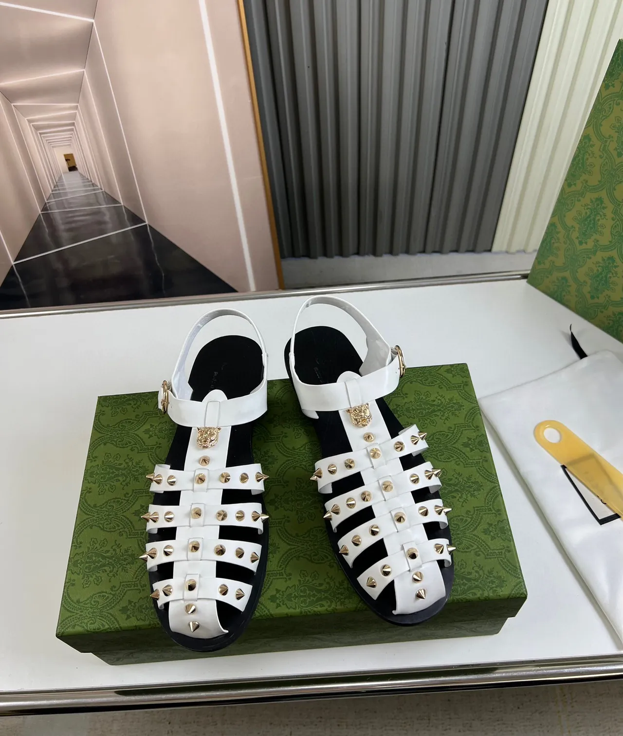 Gucci Medusa Stud ذهب أبيض متعدد الحزام مدبب مقاتل صندل 2