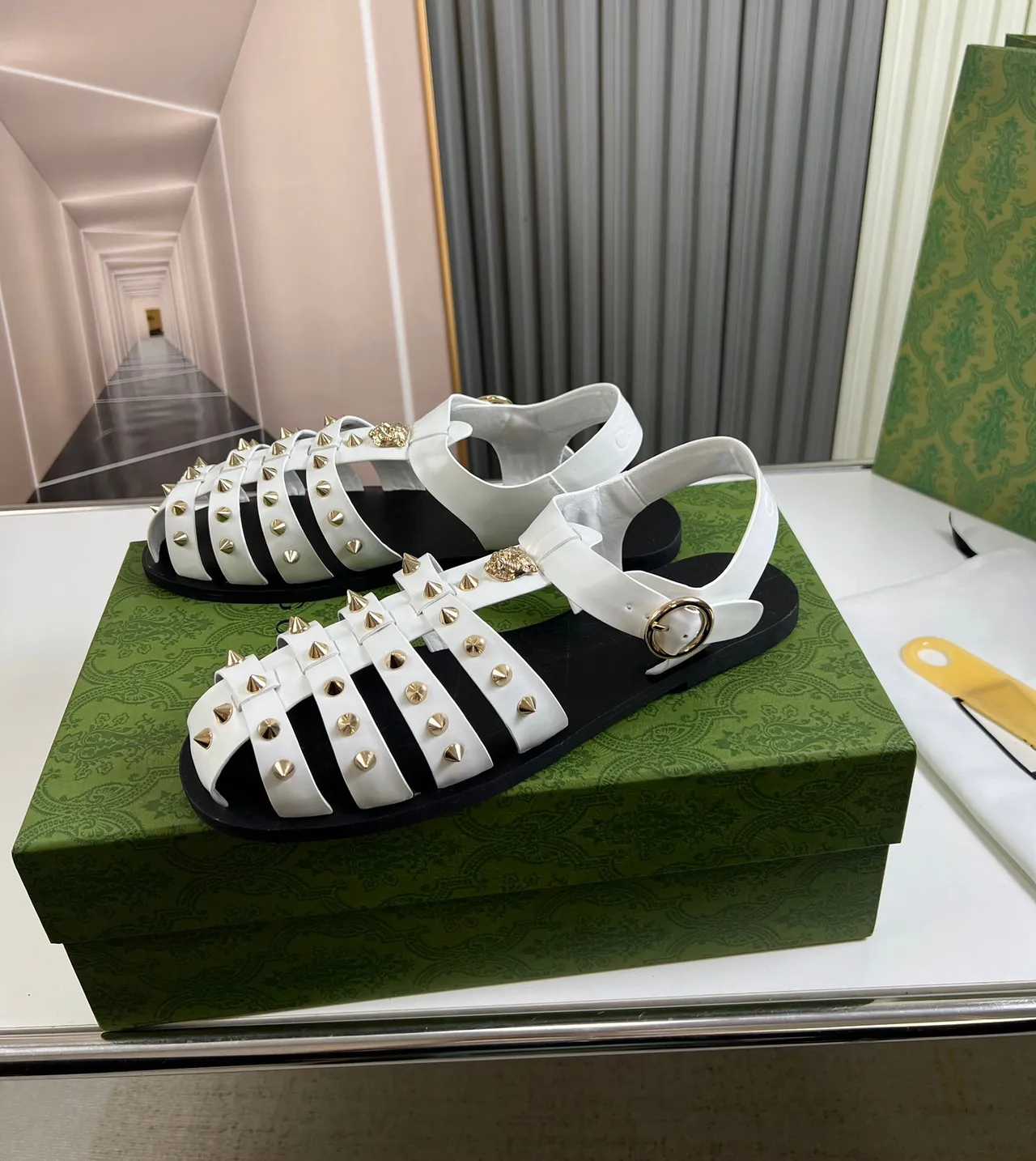 Gucci Medusa Stud ذهب أبيض متعدد الحزام مدبب مقاتل صندل 3