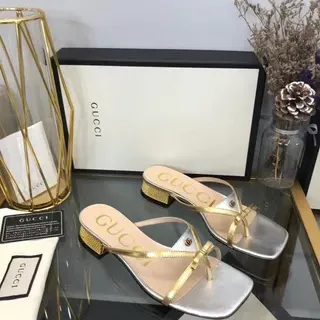 Gucci صنادل كاجوال معدنية فضية وذهبية بشريط بإصبع مربع