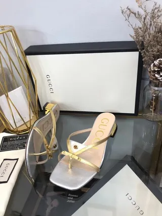 Gucci Sandalias Metálicas Plata y Oro Punta Cuadrada Correa Casual 2