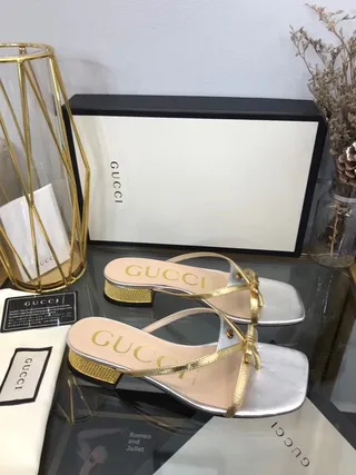Gucci Sandalias Metálicas Plata y Oro Punta Cuadrada Correa Casual 3