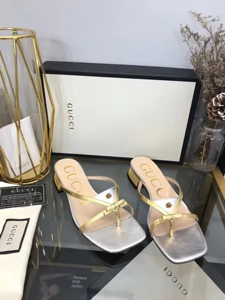 Gucci Sandalias Metálicas Plata y Oro Punta Cuadrada Correa Casual 5