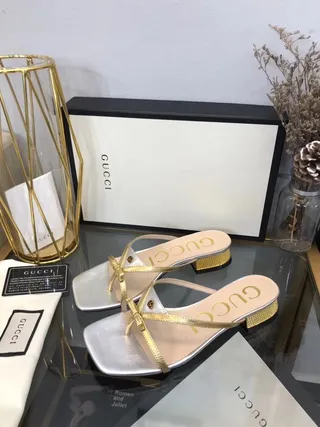 Gucci Sandalias Metálicas Plata y Oro Punta Cuadrada Correa Casual 9